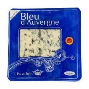 Spicchio di formaggio erborinato francese Bleu d’Auvergne AOP Livradois con venature blu-verdastre e pasta cremosa