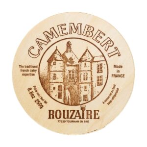 Formaggio Camembert Rouzaire a pasta molle e crosta fiorita candida, tagliato per mostrare il cuore cremoso e morbido