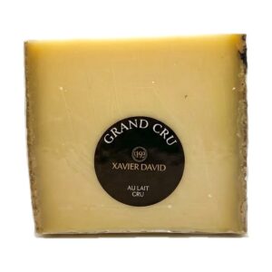 Spicchio di formaggio francese Comté Grand Cru Xavier David a latte crudo con crosta naturale